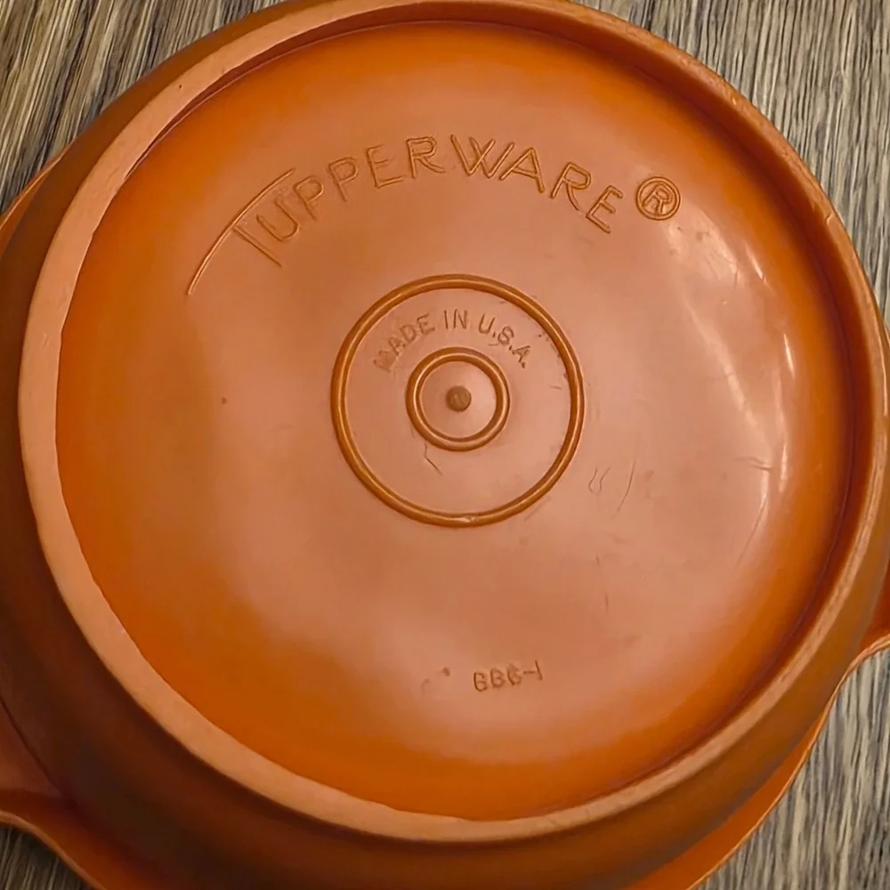 Vintage Tupperware Servalier Bowls 20 oz‎ Orange Mustard Sunburst Lids Set of 2